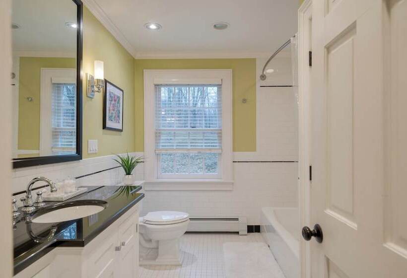 Secluded Estate W/ Guest House, Private Pond, Gym, & Movie Theater Sunny Pond