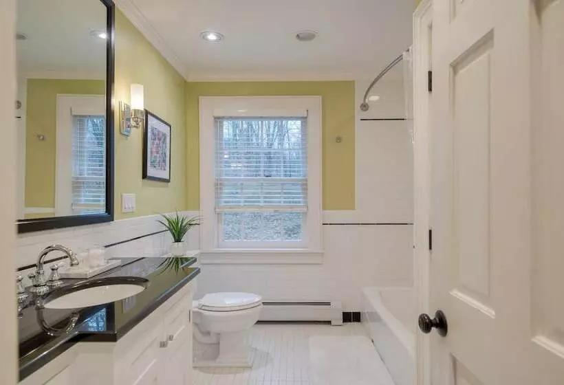 Secluded Estate W/ Guest House, Private Pond, Gym, & Movie Theater Sunny Pond