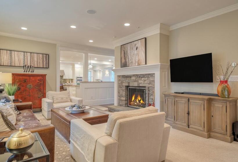 Secluded Estate W/ Guest House, Private Pond, Gym, & Movie Theater Sunny Pond