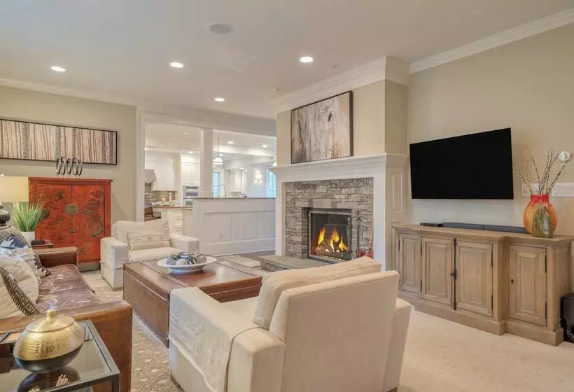 Secluded Estate W/ Guest House, Private Pond, Gym, & Movie Theater Sunny Pond