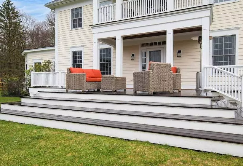 Secluded Estate W/ Guest House, Private Pond, Gym, & Movie Theater Sunny Pond