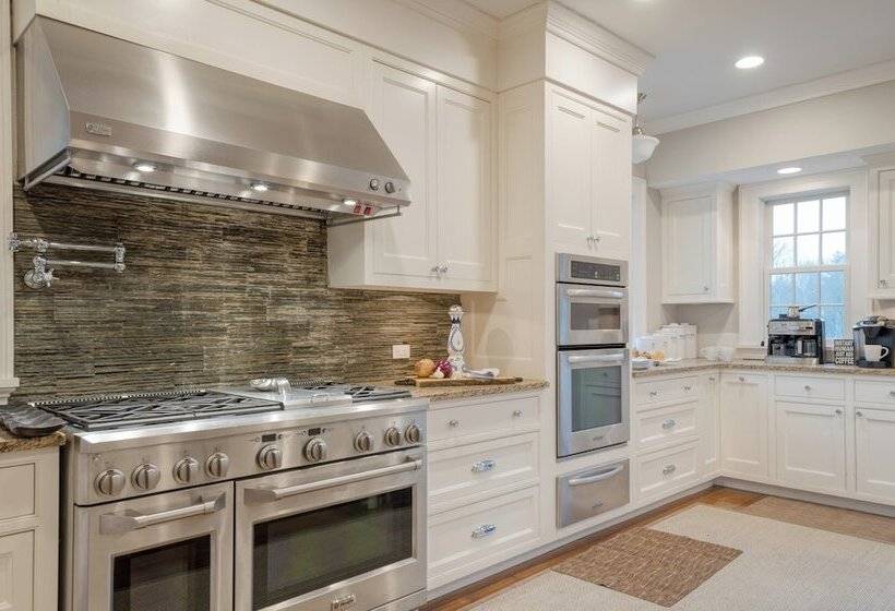 Secluded Estate W/ Guest House, Private Pond, Gym, & Movie Theater Sunny Pond