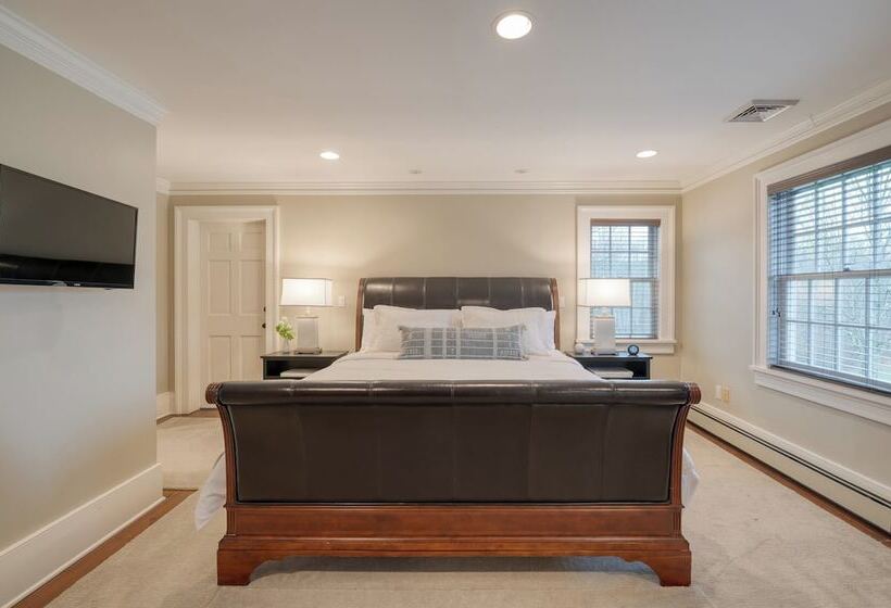 Secluded Estate W/ Guest House, Private Pond, Gym, & Movie Theater Sunny Pond