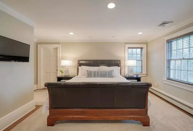 Secluded Estate W/ Guest House, Private Pond, Gym, & Movie Theater Sunny Pond