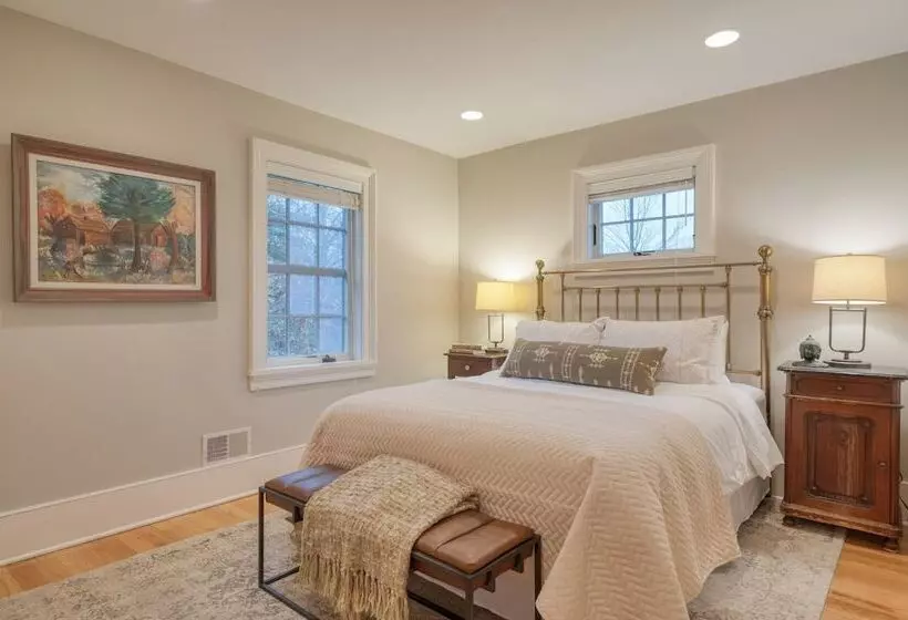 Secluded Estate W/ Guest House, Private Pond, Gym, & Movie Theater Sunny Pond