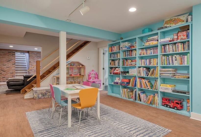 Secluded Estate W/ Guest House, Private Pond, Gym, & Movie Theater Sunny Pond