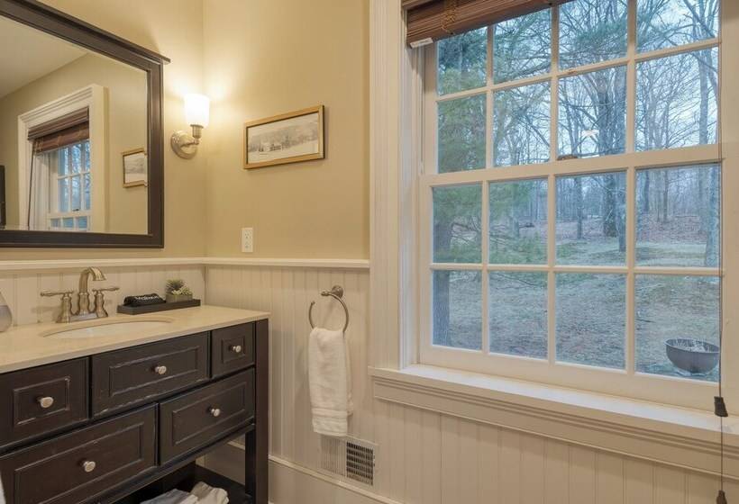 Secluded Estate W/ Guest House, Private Pond, Gym, & Movie Theater Sunny Pond