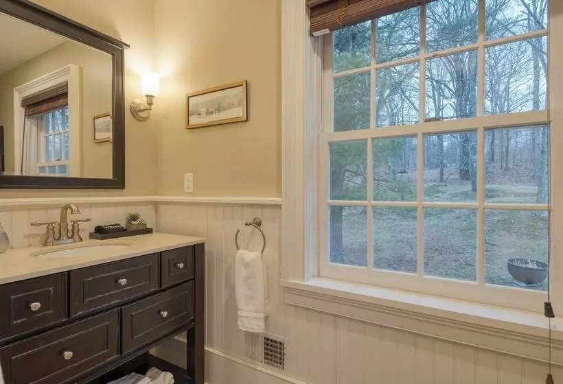 Secluded Estate W/ Guest House, Private Pond, Gym, & Movie Theater Sunny Pond