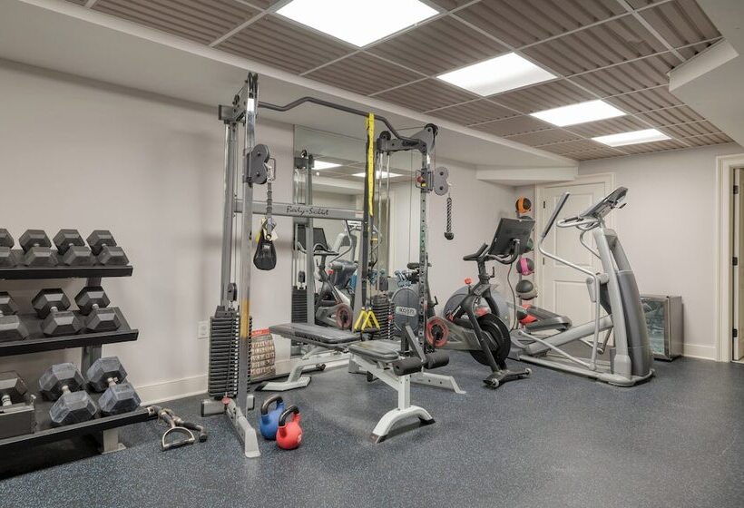 Secluded Estate W/ Guest House, Private Pond, Gym, & Movie Theater Sunny Pond