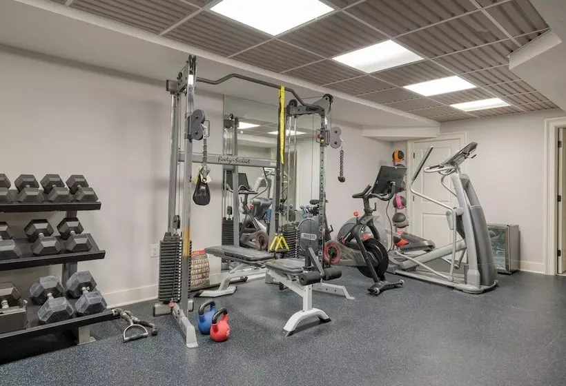 Secluded Estate W/ Guest House, Private Pond, Gym, & Movie Theater Sunny Pond