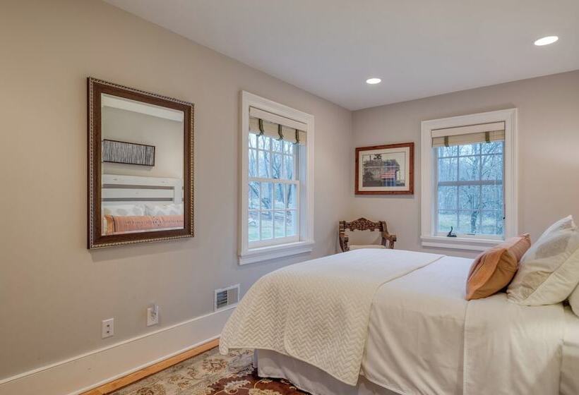 Secluded Estate W/ Guest House, Private Pond, Gym, & Movie Theater Sunny Pond