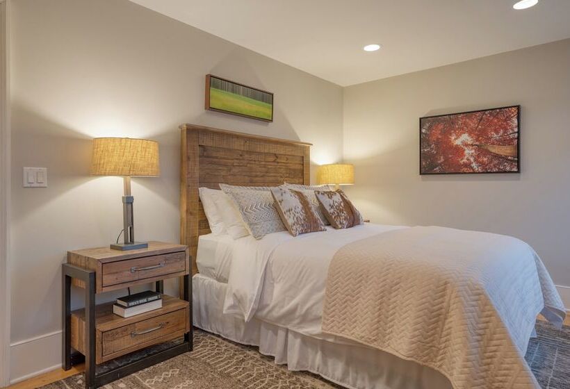 Secluded Estate W/ Guest House, Private Pond, Gym, & Movie Theater Sunny Pond