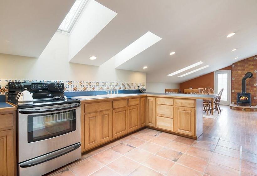 Secluded Estate W/ Guest House, Private Pond, Gym, & Movie Theater Sunny Pond