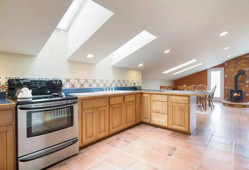 Secluded Estate W/ Guest House, Private Pond, Gym, & Movie Theater Sunny Pond