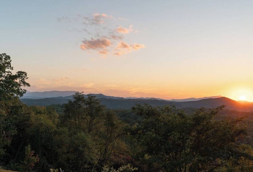 Modern Home W/ Hot Tub & Backyard Oasis!
