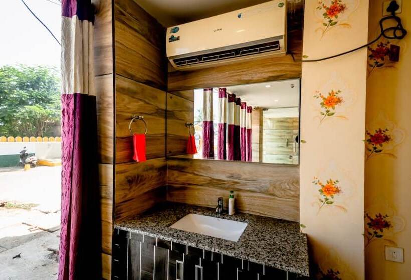 Goroomgo Hotel Shivangi Puri