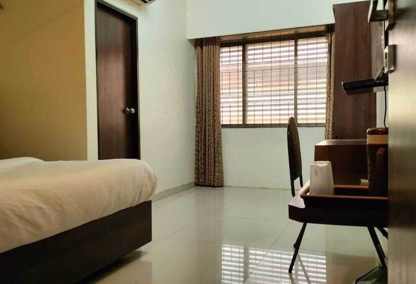 Отель New Harshita Inn By Glitz