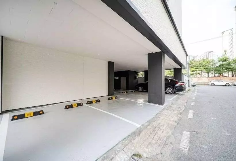 Hound Hotel Gumi Indong