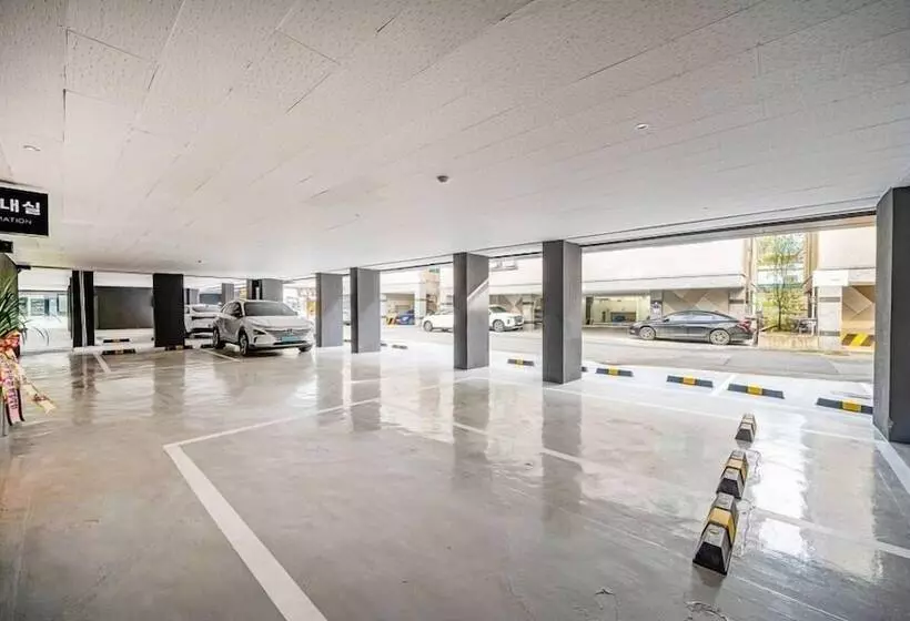 Hound Hotel Gumi Indong