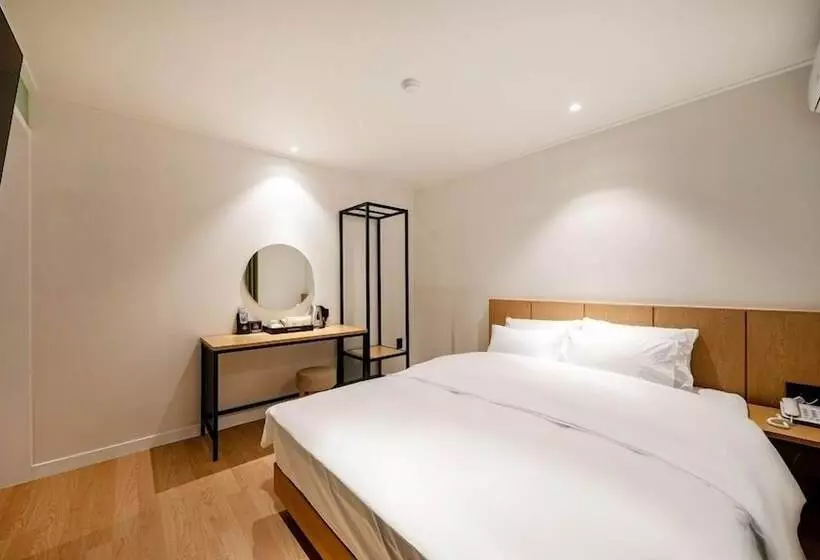 Hound Hotel Gumi Indong