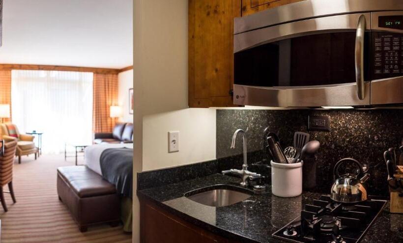 Lomakeskus 332 Lodge At Spruce Peak Ski In Ski In Ski Out King Studio