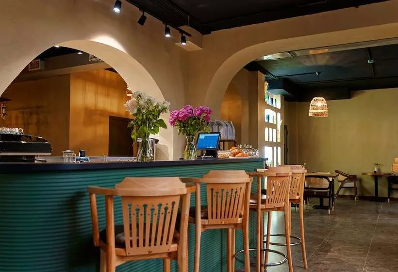 تختخواب و صبحانه Aston