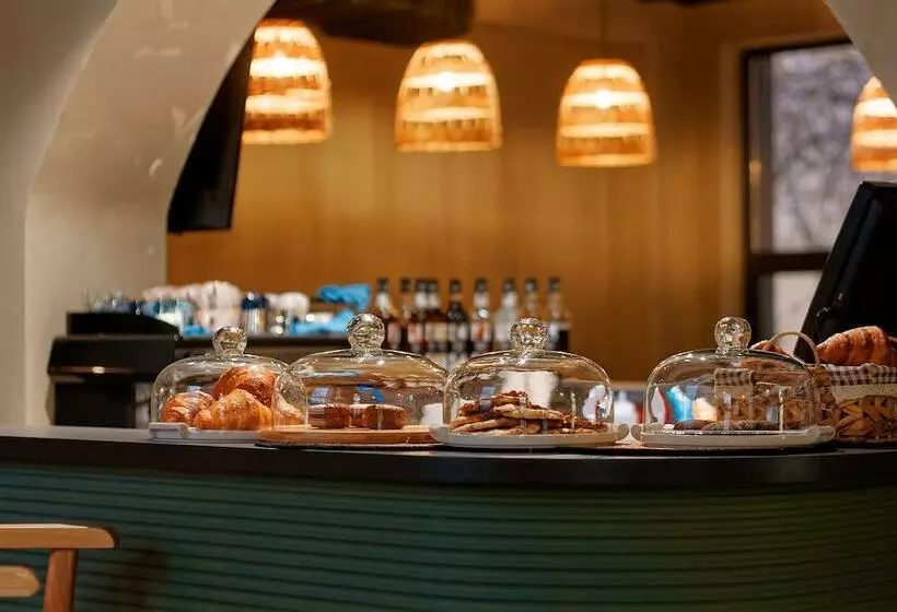 تختخواب و صبحانه Aston