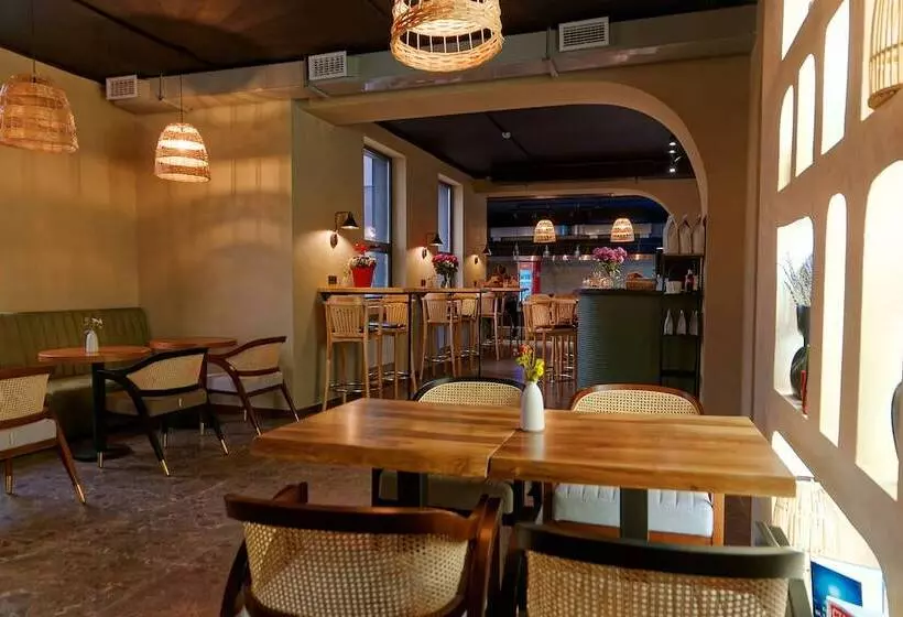 تختخواب و صبحانه Aston