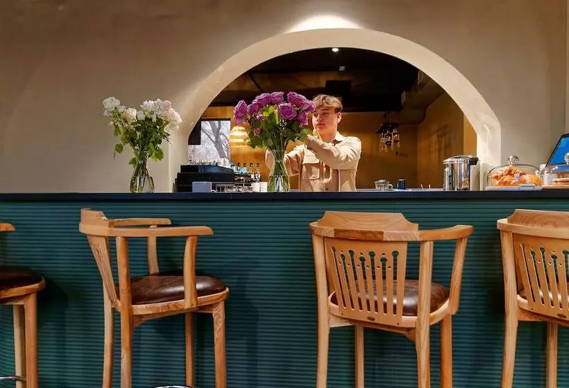 تختخواب و صبحانه Aston