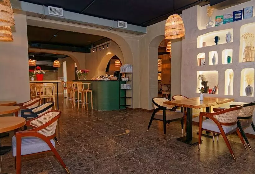 تختخواب و صبحانه Aston