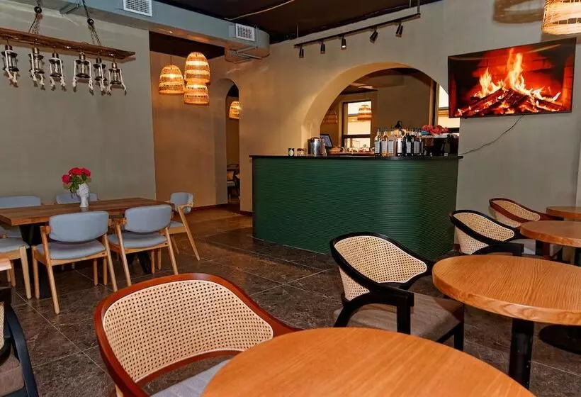 تختخواب و صبحانه Aston