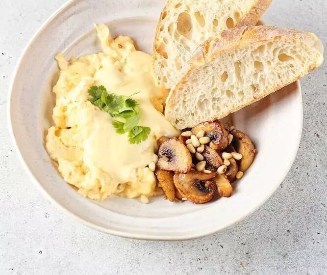 تختخواب و صبحانه Aston