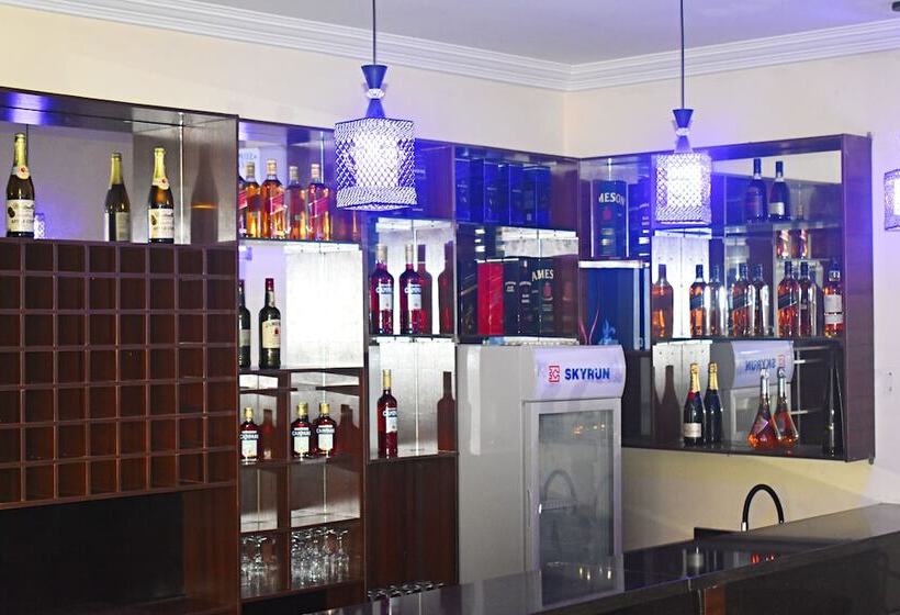 Davis Hotel & Suites