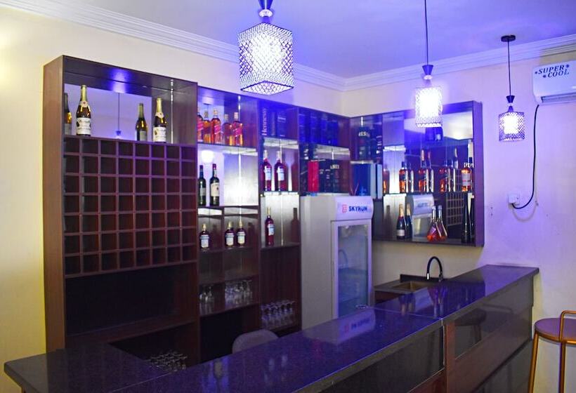 Davis Hotel & Suites