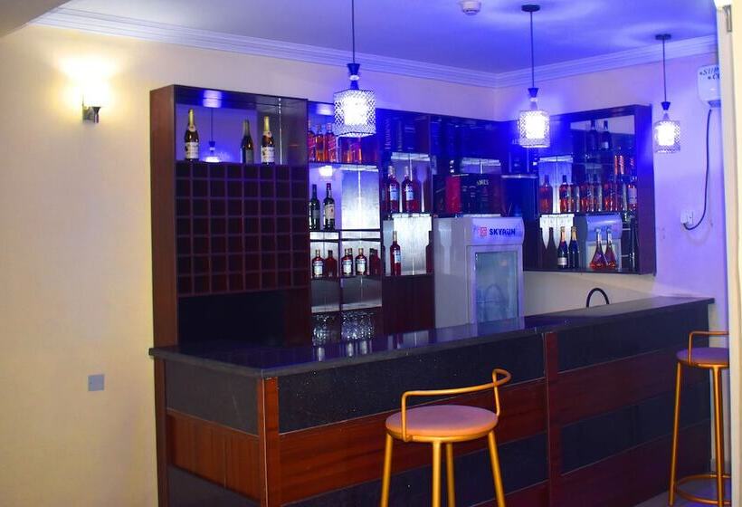 Davis Hotel & Suites