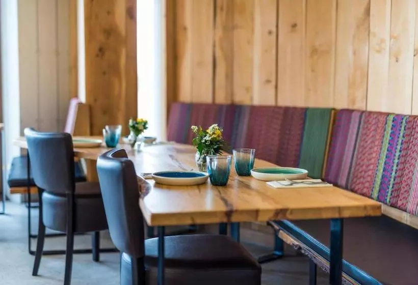 هتل The Newport Restaurant With Rooms