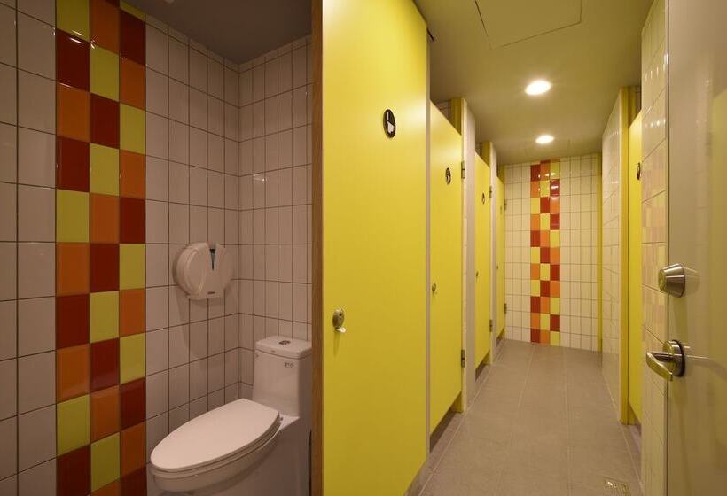 Taipei Travelers International Hostel