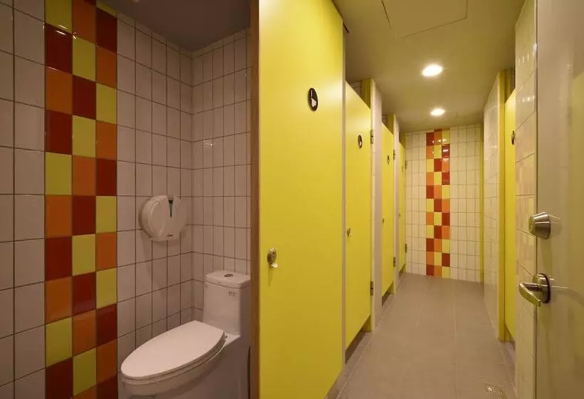 Taipei Travelers International Hostel