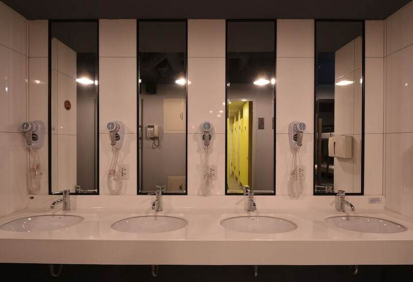 Taipei Travelers International Hostel