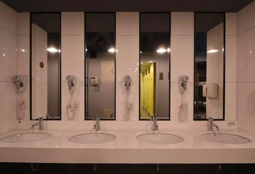 Taipei Travelers International Hostel