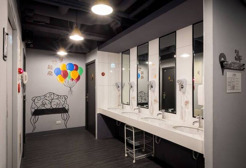 Taipei Travelers International Hostel