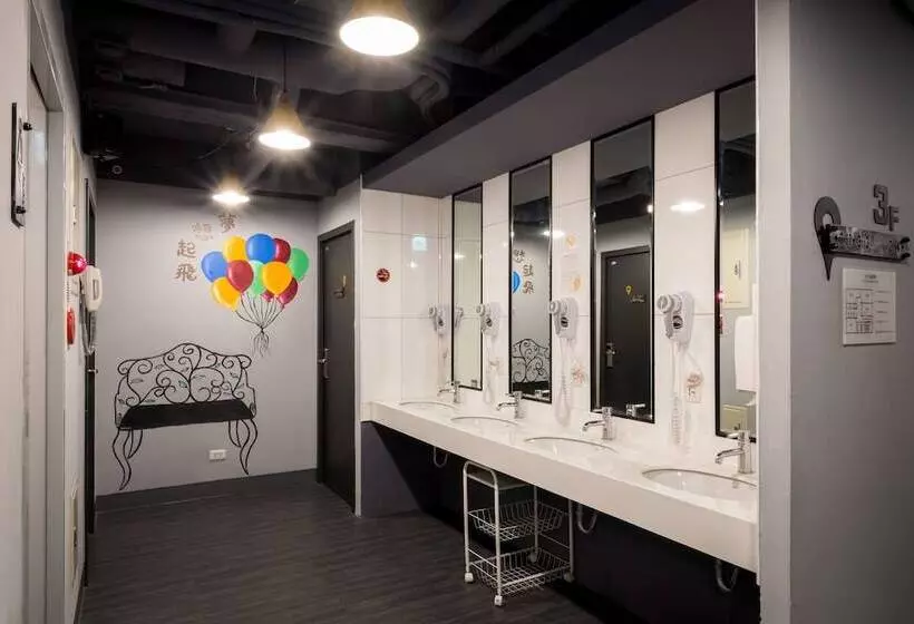 Taipei Travelers International Hostel