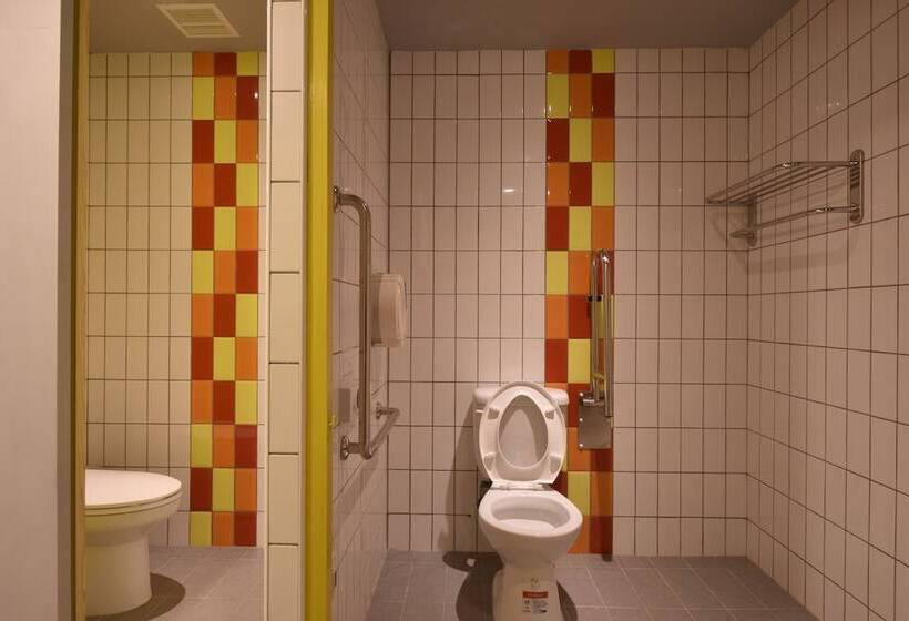 Taipei Travelers International Hostel