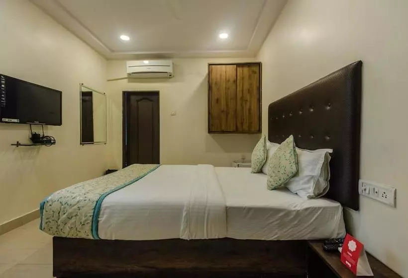 ホテル Oyo Rooms Near Kokilaben Hospital