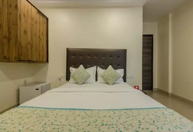 ホテル Oyo Rooms Near Kokilaben Hospital