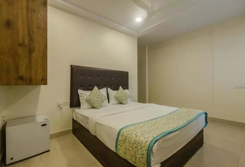 ホテル Oyo Rooms Near Kokilaben Hospital
