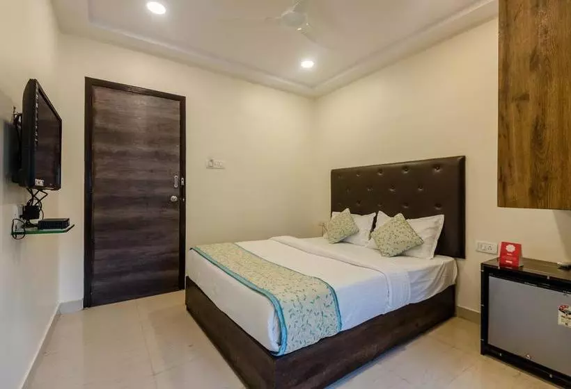 ホテル Oyo Rooms Near Kokilaben Hospital