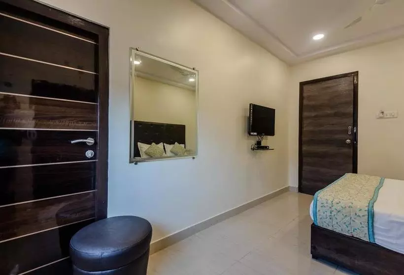 ホテル Oyo Rooms Near Kokilaben Hospital