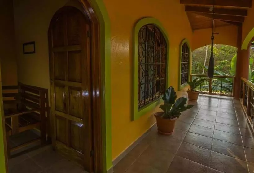 تختخواب و صبحانه Osa House   Drake Bay