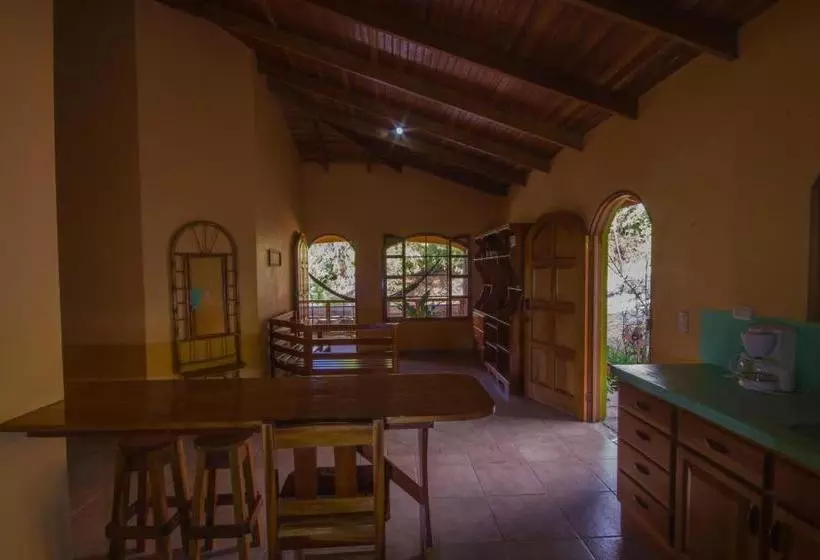 تختخواب و صبحانه Osa House   Drake Bay